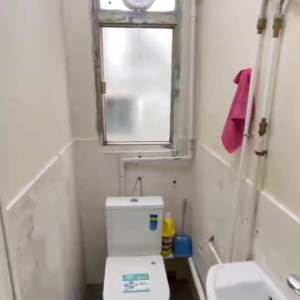 中西区皇后大道西带窗单间5C-A，仅限男生，港大步行500米，地铁站步行270米，巴士站1分即达，周边生活配套齐全吃饭出行都方便