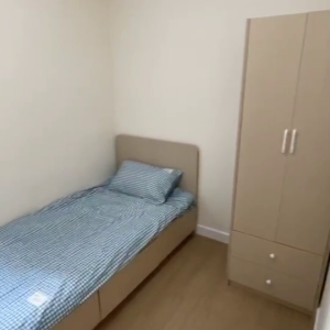 中西区皇后大道西带窗单间5C-C，仅限男生，港大步行500米，地铁站步行270米，巴士站1分即达，周边生活配套齐全吃饭出行都方便