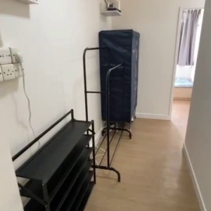 中西区皇后大道西带窗单间5C-C，仅限男生，港大步行500米，地铁站步行270米，巴士站1分即达，周边生活配套齐全吃饭出行都方便