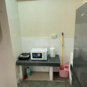 中西区皇后大道西带窗单间5C-C，仅限男生，港大步行500米，地铁站步行270米，巴士站1分即达，周边生活配套齐全吃饭出行都方便