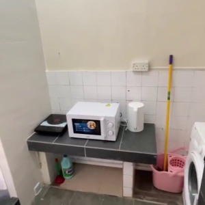 中西区皇后大道西带窗单间5C-C，仅限男生，港大步行500米，地铁站步行270米，巴士站1分即达，周边生活配套齐全吃饭出行都方便