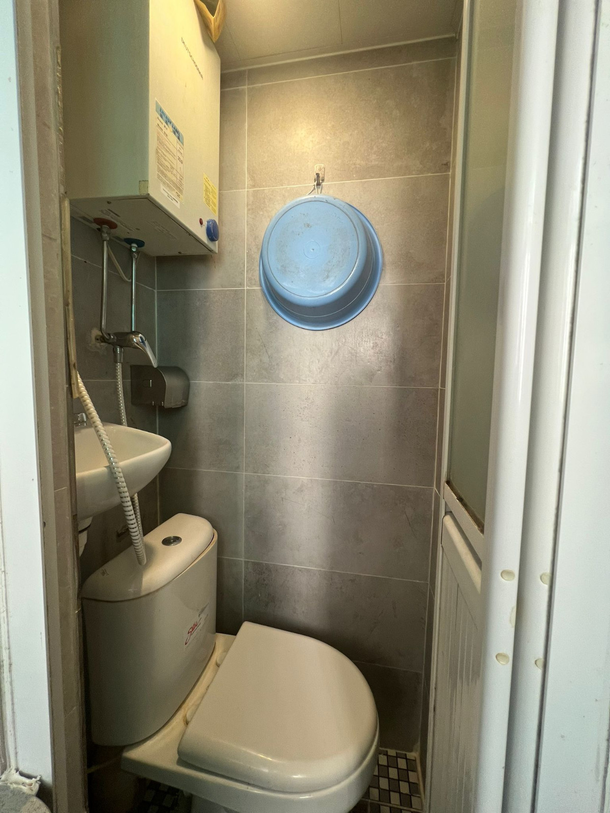 深水埗南都大廈11F 7室C房studio-城大地铁一站即达，浸会20分钟通勤时间，周边三个地铁站方便通勤图4