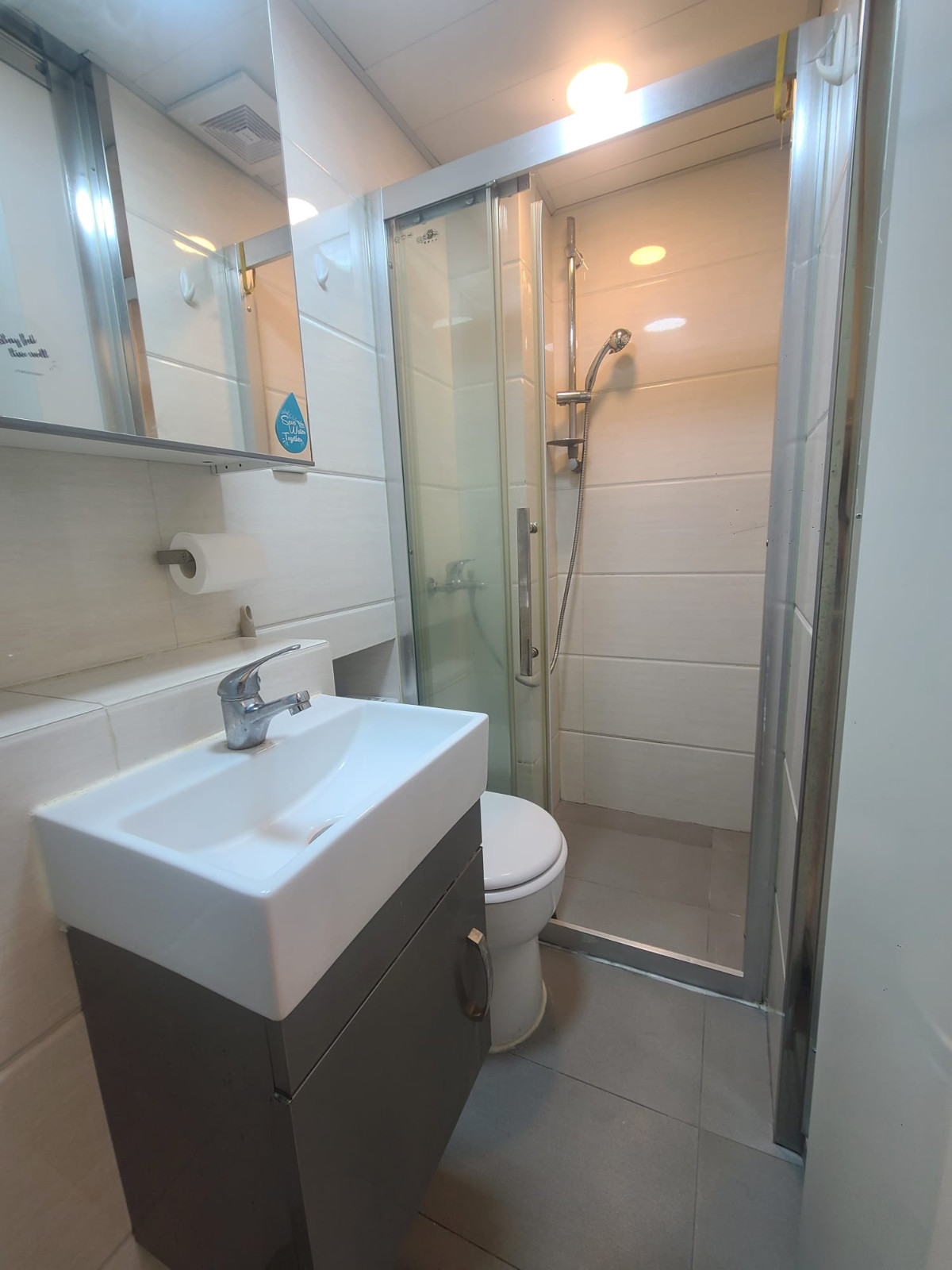 铜锣湾广安大厦9楼B室C房studio-港大通勤18分,路对面就是铜锣湾站,周围商圈密布图3