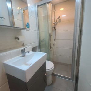 铜锣湾广安大厦9楼B室C房studio-港大通勤18分，路对面就是铜锣湾站，周围商圈密布