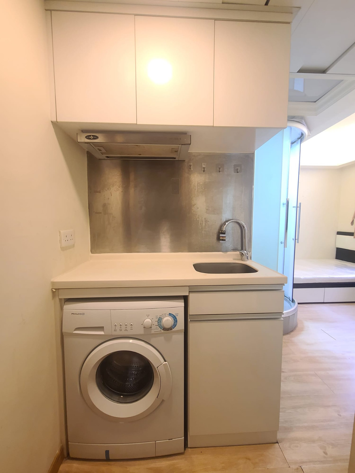 铜锣湾广安大厦9楼B室C房studio-港大通勤18分,路对面就是铜锣湾站,周围商圈密布图1