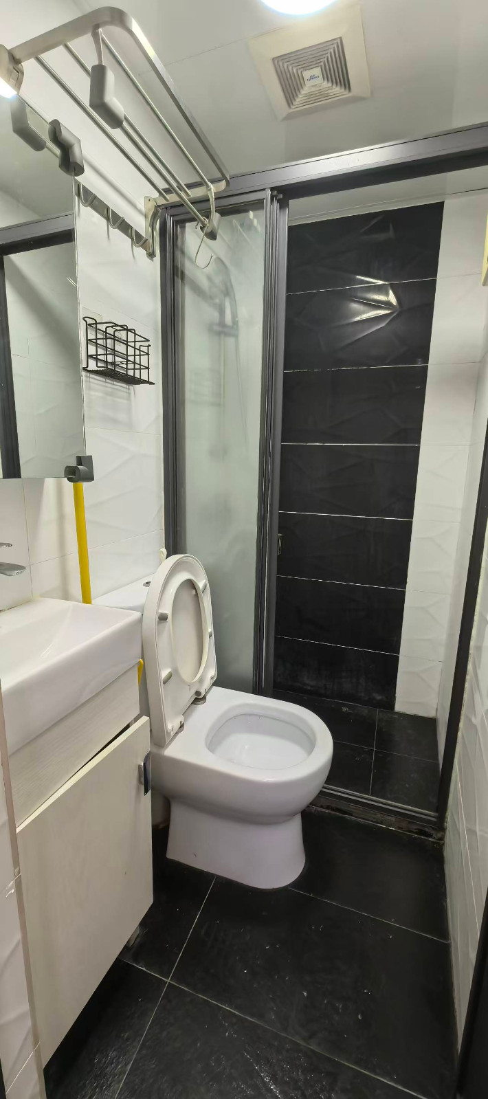 北角马宝道44号4楼A房一室一厅-港大25分通勤，港铁北角站步行1分，周边超多巴士站图2