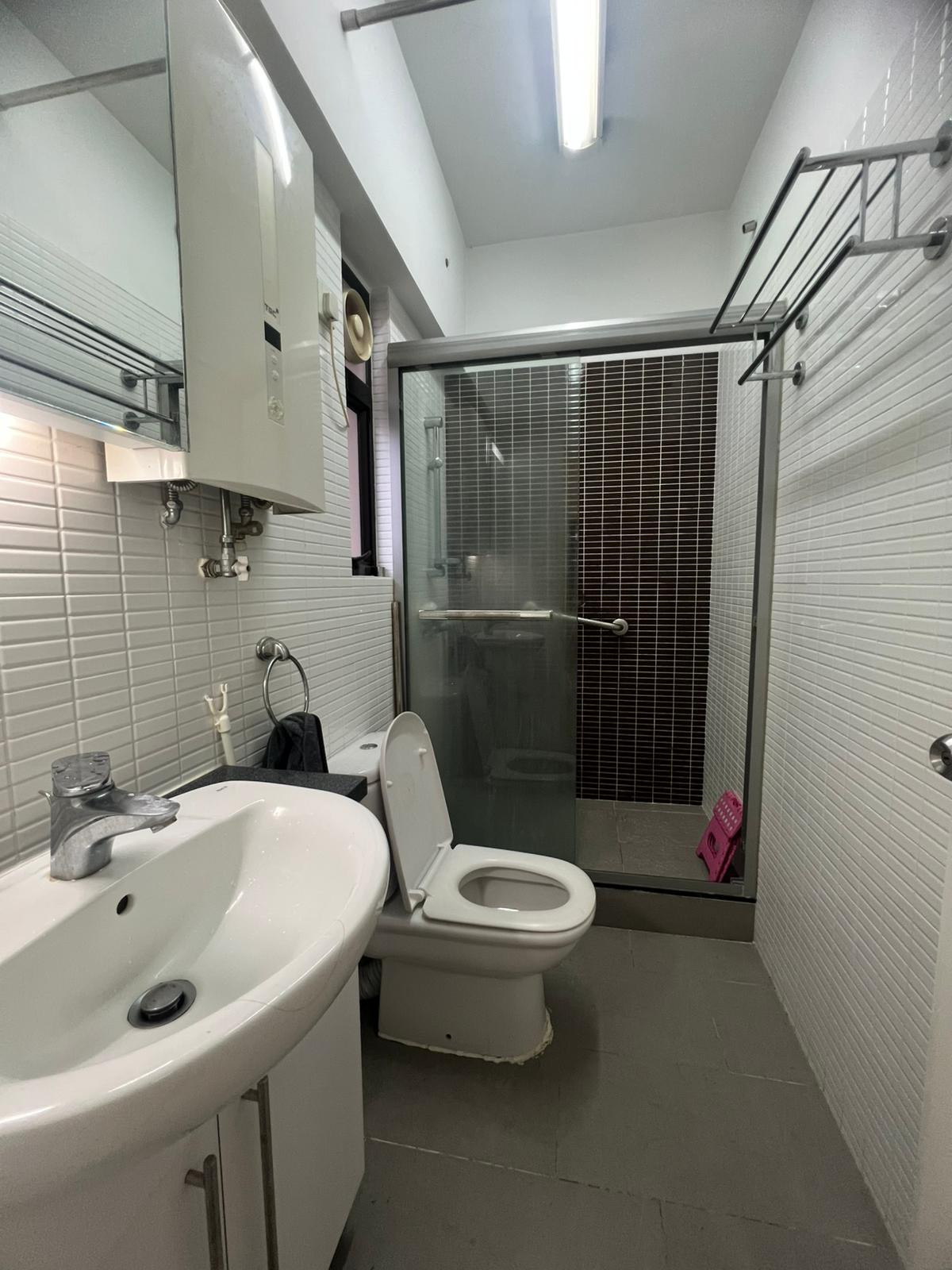 北角新达大厦18楼B室一室一厅-独立客厅卧室厨卫，生活空间超大，港大港铁9站即达，距北角站步行5分图1