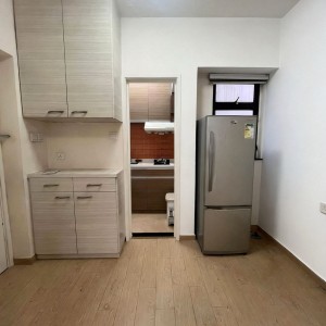 北角新达大厦18楼B室一室一厅-独立客厅卧室厨卫，生活空间超大，港大港铁9站即达，距北角站步行5分