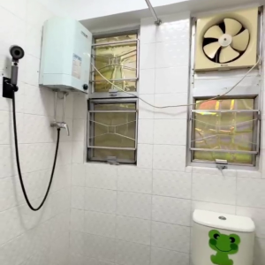 港岛中亚大厦海景房-四房一卫， 房内就能看到绝佳海景，步行15分钟到达港大核心区，港铁港大站步行3分