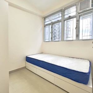 港岛中亚大厦海景房-四房一卫， 房内就能看到绝佳海景，步行15分钟到达港大核心区，港铁港大站步行3分