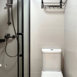 尖沙咀海景大厦10楼D房studio-理工步行12分巴士5分，尖沙咀地铁5分，超值精装大房