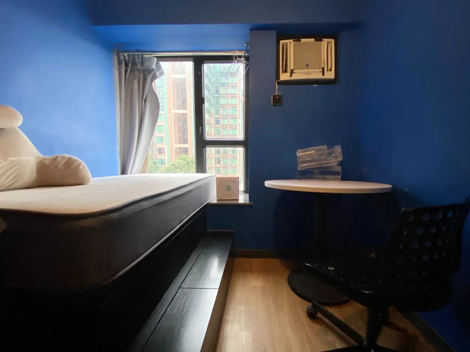 屯门豫丰花园三室一厅单人间2-岭南大学步行+巴士18分钟可达，星级小区环境超赞带泳池，屋内精装有大窗图2