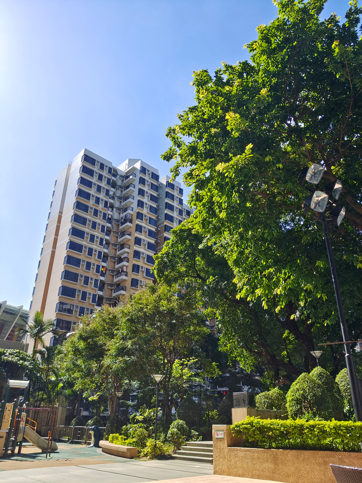 屯门豫丰花园三室一厅单人间2-岭南大学步行+巴士18分钟可达，星级小区环境超赞带泳池，屋内精装有大窗图9