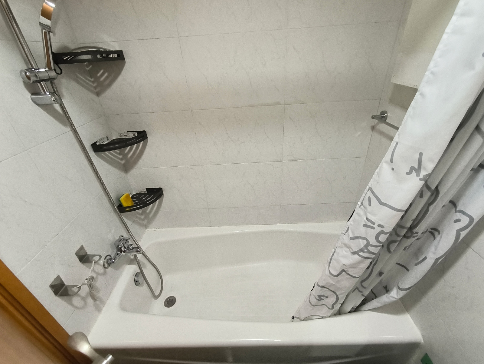 屯门聚康山庄三室一厅单人间2-岭南大学旁，步行进校门只要200米！超近！超近！小区环境超赞带泳池图4