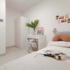 坑口颂明苑四室一厅单人房1-小巴+步行20分钟即达，坑口地铁站步行200米，小区门口就有商超