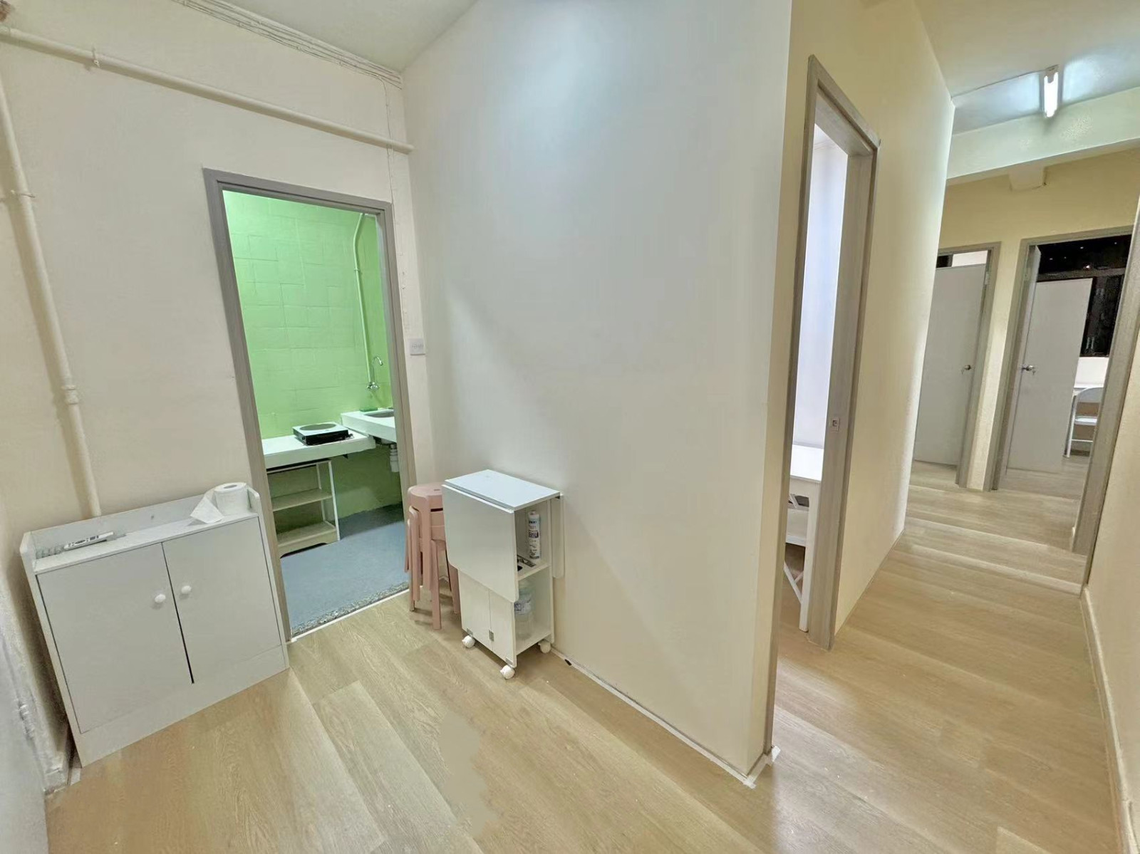 葵兴葵涌大厦四室一厅单人间1-都会大学葵兴校区港铁2站,18分钟通勤，葵兴地铁站步行15分，整洁明亮带窗单间图3