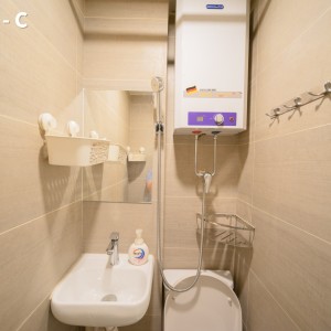 何文田窝打老道公寓C房-都会步行750米即达，步行+巴士8分钟就到。周边便利店商店众多