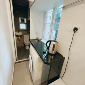 何文田窝打老道公寓G房-都会步行750米即达，步行+巴士8分钟就到。周边便利店商店众多