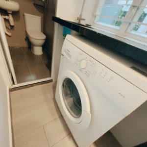 何文田窝打老道公寓G房-都会步行750米即达，步行+巴士8分钟就到。周边便利店商店众多