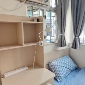 中西区皇后大道西带窗单间1A-A，港大步行500米，地铁站步行270米，巴士站1分即达，周边多个商超食肆