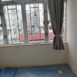 中西区皇后大道西带窗单间1A-A，港大步行500米，地铁站步行270米，巴士站1分即达，周边多个商超食肆