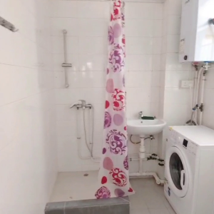 中西区皇后大道西带窗单间1A-A，港大步行500米，地铁站步行270米，巴士站1分即达，周边多个商超食肆