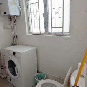 中西区皇后大道西带窗单间1A-A，港大步行500米，地铁站步行270米，巴士站1分即达，周边多个商超食肆