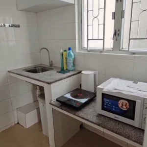 中西区皇后大道西带窗单间1A-A，港大步行500米，地铁站步行270米，巴士站1分即达，周边多个商超食肆