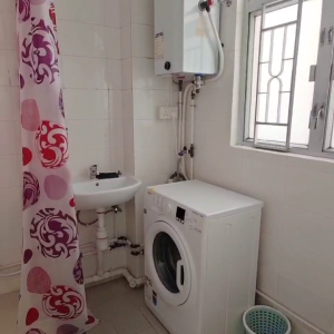 中西区皇后大道西带窗单间1A-B，港大步行500米，地铁站步行270米，巴士站1分即达，周边多个商超食肆