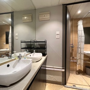 油麻地INS风国际青年公寓双人间D/E房-理工15分钟可达，城大都会浸会全部20分钟，荃湾线和观塘线地铁上盖，可覆盖理工两个校区，位置绝佳