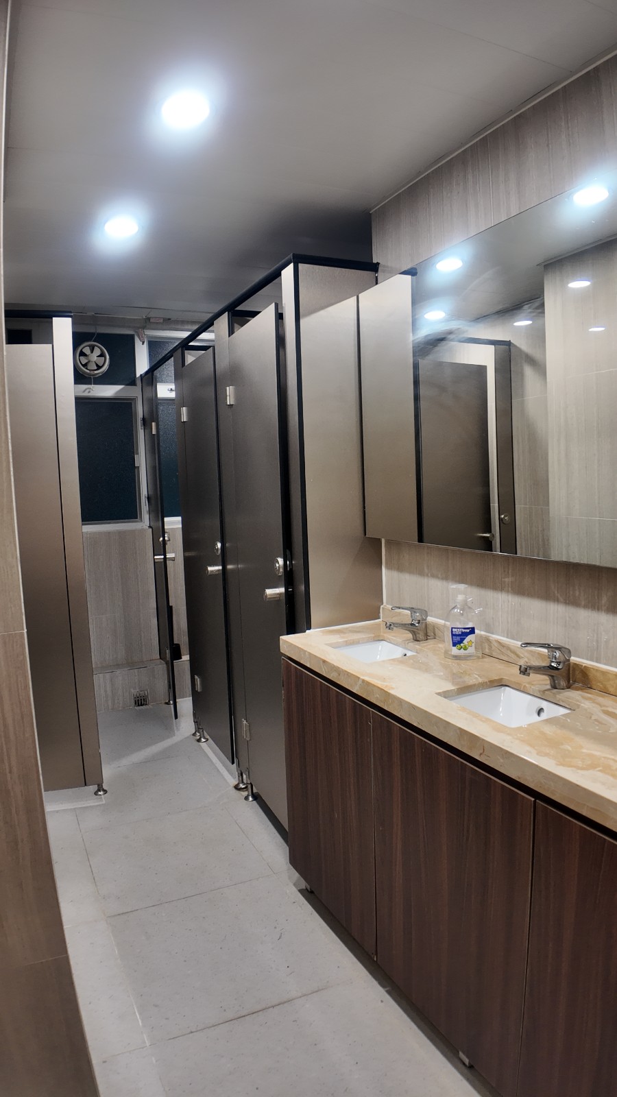 四兴隆工业大厦2A共享办公室-距离港铁柴湾站B口284m门口有巴士，提供独立水电表地址信箱门牌号网络 正式租赁合同，印花税文件(打厘印)图1