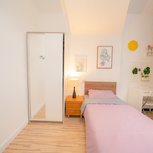 薄扶林道33号3F前座单人间A-港岛罕有特巨型公寓，女生专属，步行5分即达港大