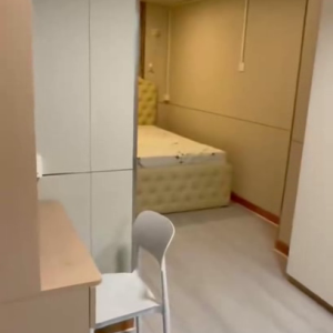 上环苏杭街123号5号房，仅剩一间！上环地铁站步行5分，港大步行+港铁11分钟可达，周围商圈超多