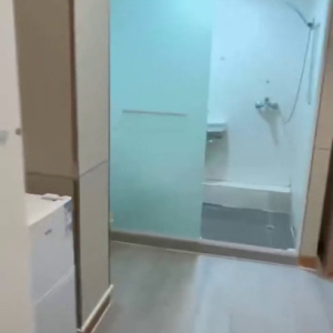 上环苏杭街123号5号房，仅剩一间！上环地铁站步行5分，港大步行+港铁11分钟可达，周围商圈超多