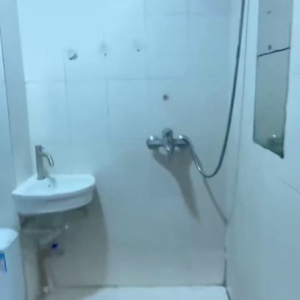 上环苏杭街123号5号房，仅剩一间！上环地铁站步行5分，港大步行+港铁11分钟可达，周围商圈超多