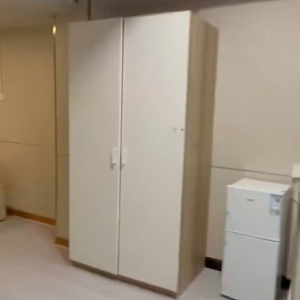 上环苏杭街123号5号房，仅剩一间！上环地铁站步行5分，港大步行+港铁11分钟可达，周围商圈超多