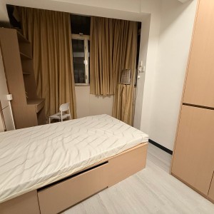 上环苏杭街123号6号房-上环地铁站步行5分，港大步行+港铁11分钟可达，周围商圈超多