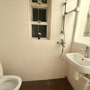 上环苏杭街123号4号房-上环地铁站步行5分，港大步行+港铁11分钟可达，周围商圈超多