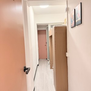 上环苏杭街123号4号房-上环地铁站步行5分，港大步行+港铁11分钟可达，周围商圈超多