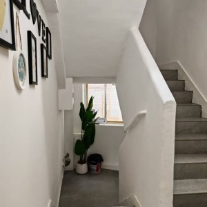 上环苏杭街123号4号房-上环地铁站步行5分，港大步行+港铁11分钟可达，周围商圈超多