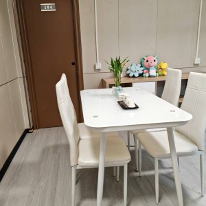 上环苏杭街123号4号房-上环地铁站步行5分，港大步行+港铁11分钟可达，周围商圈超多