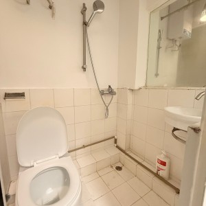 上环苏杭街123号2号房，上环地铁站步行5分，港大步行+港铁11分钟可达，周围商圈超多