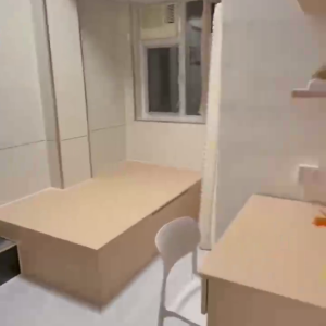 上环苏杭街123号2号房，上环地铁站步行5分，港大步行+港铁11分钟可达，周围商圈超多