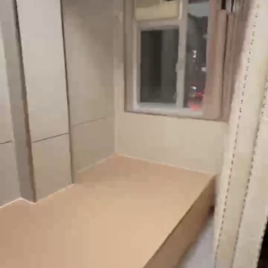 上环苏杭街123号2号房，上环地铁站步行5分，港大步行+港铁11分钟可达，周围商圈超多