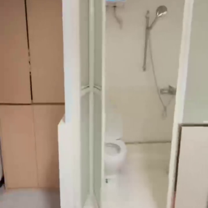 上环苏杭街123号2号房，上环地铁站步行5分，港大步行+港铁11分钟可达，周围商圈超多