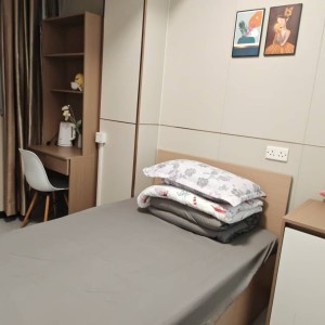 上环苏杭街123号1号房 -上环地铁站步行5分，港大步行+港铁11分钟可达，周围商圈超多