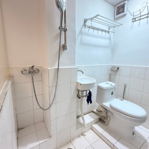 上环苏杭街123号1号房 -上环地铁站步行5分，港大步行+港铁11分钟可达，周围商圈超多