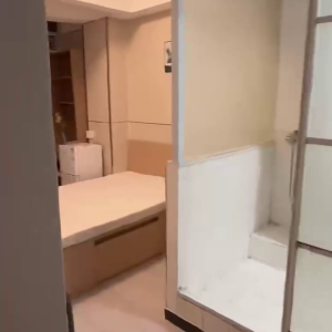 上环苏杭街123号1号房 -上环地铁站步行5分，港大步行+港铁11分钟可达，周围商圈超多