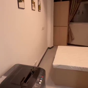 上环苏杭街123号1号房 -上环地铁站步行5分，港大步行+港铁11分钟可达，周围商圈超多