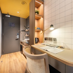 上环荷李活道酒店式公寓大床间-港大地铁两站直达，上环地铁站步行500米，月租全包，拎包入住，港大住宿的天花板